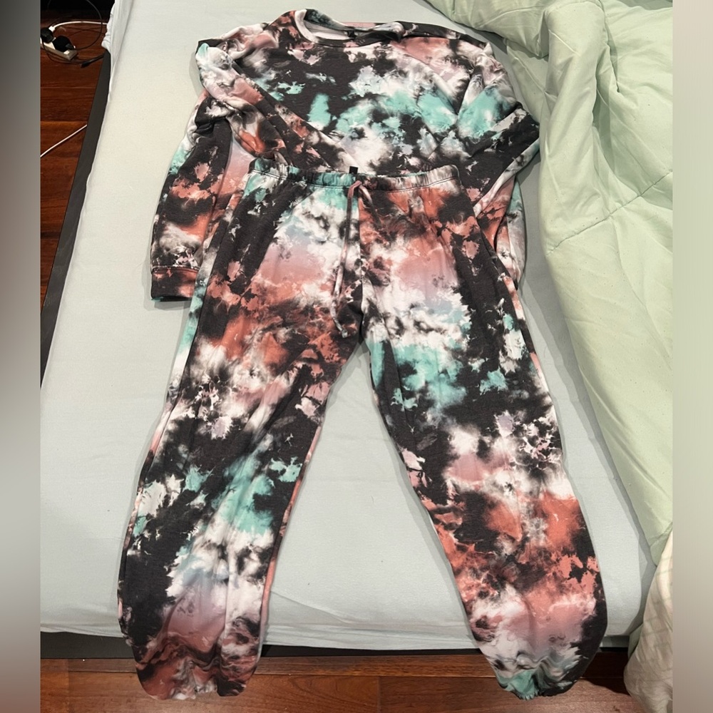 Onzie Sweatshirt And Pant Set Gently Used - image 2